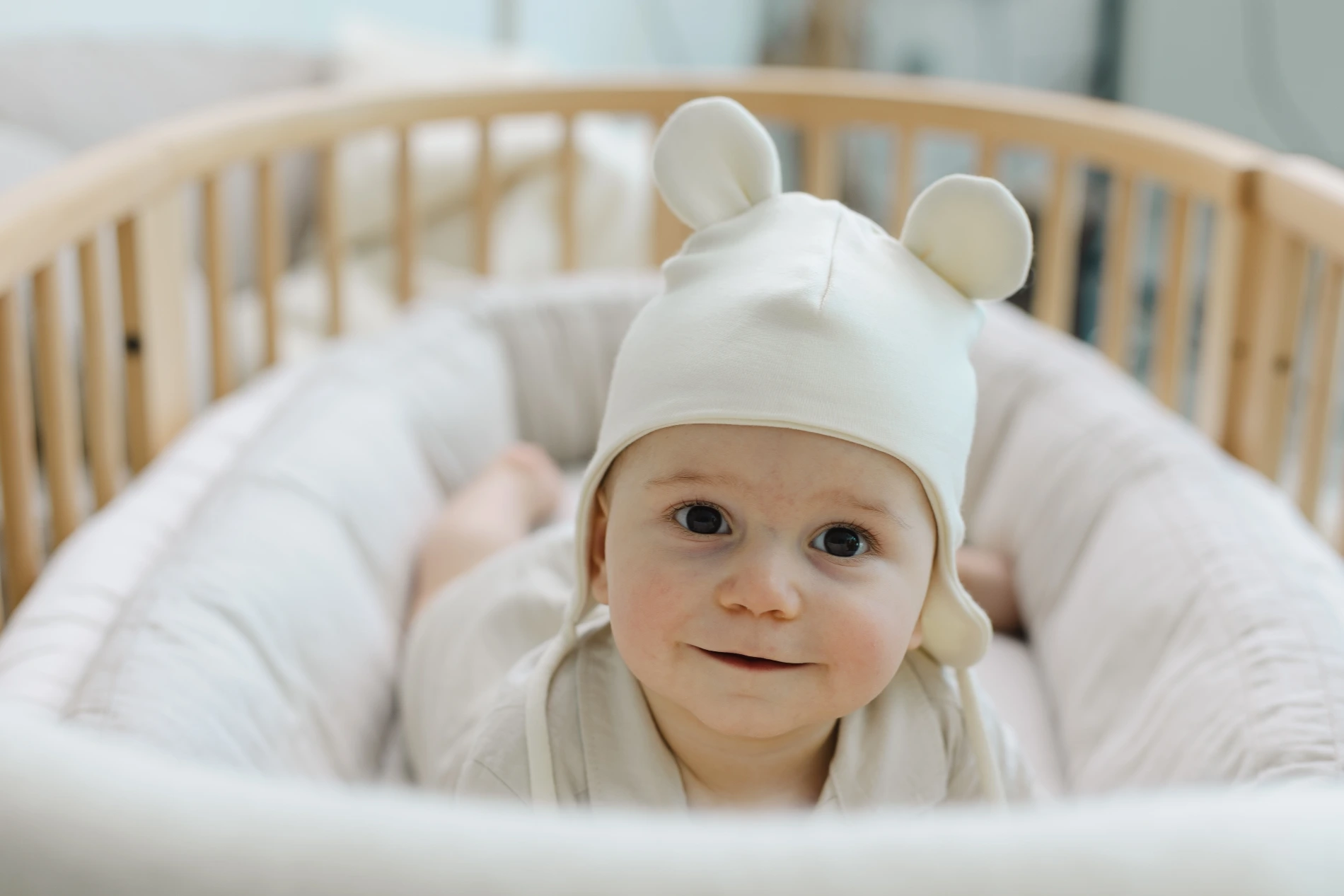 Home of Wool – бебе в креватче Stokke с вълнен бебешки матрак, вълнен обиколник и вълнена шапка
