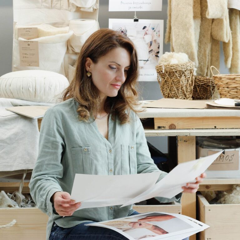 Rosica Petrova разглежда снимки на продукти в работилницата на Home of wool