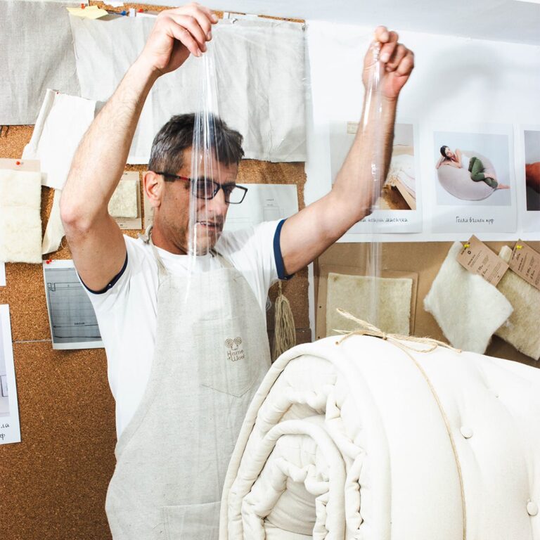 опаковане на продукти в работилницата на Home of wool