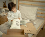 момче, което разопакова Home of Wool DIY плюшени играчки