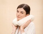 момиче, което използва пътна възглавница за врат Home of Wool