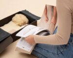 кутия с продукти с платове и вълна, и човек, който разглежда каталога