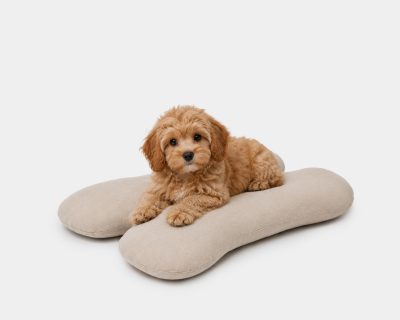 куче върху кучешко легло във формата на кокал от home of wool